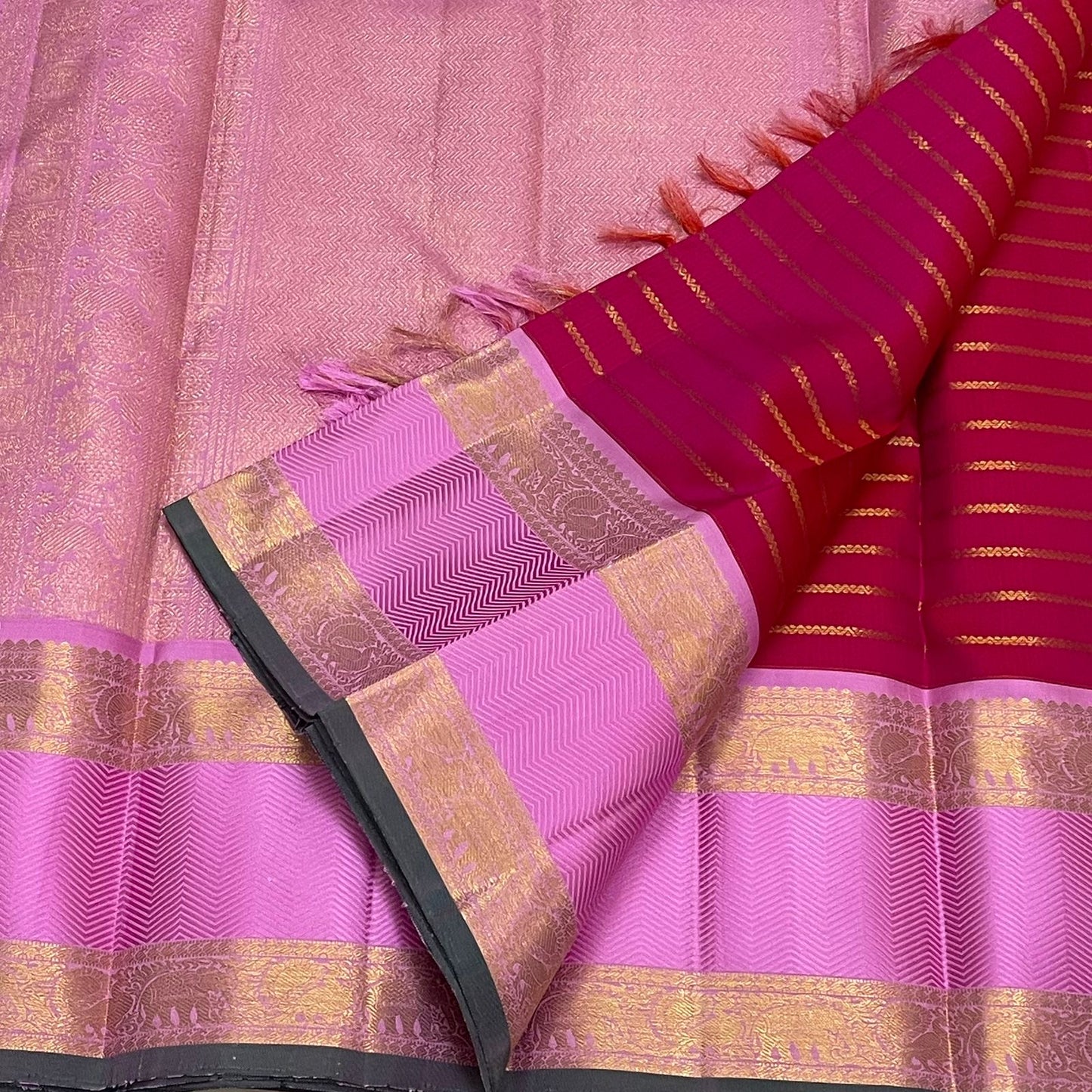 Peony Sringara Velthari — Pure Kanchipuram Silk Saree
Rani magenta body with gold velthari stripes and peony-pink chevron zari border
Silk Mark Certified • Free Shipping within USA • Ships in Two Weeks ✅