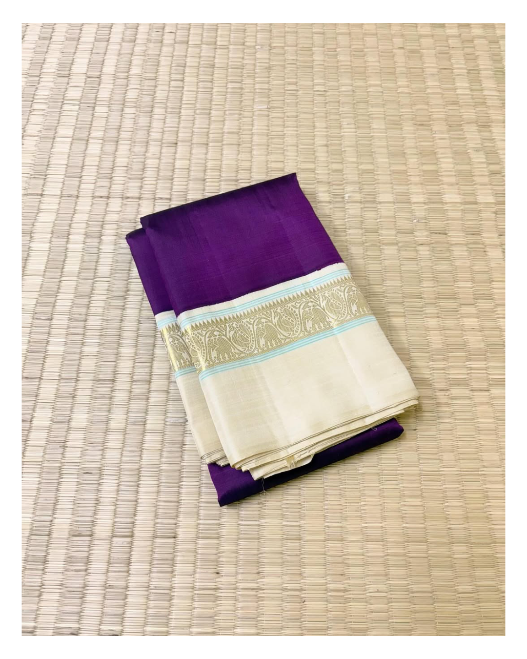 ilaa 💜✨ – Deep Purple & Royal Ivory Silk Saree
Exquisite deep purple paired with serene royal ivory accents.
Intricate 3G zari work with delicate turquoise silk thread highlights.
Vanasringaram-style border with Seer Pallu for traditional elegance.