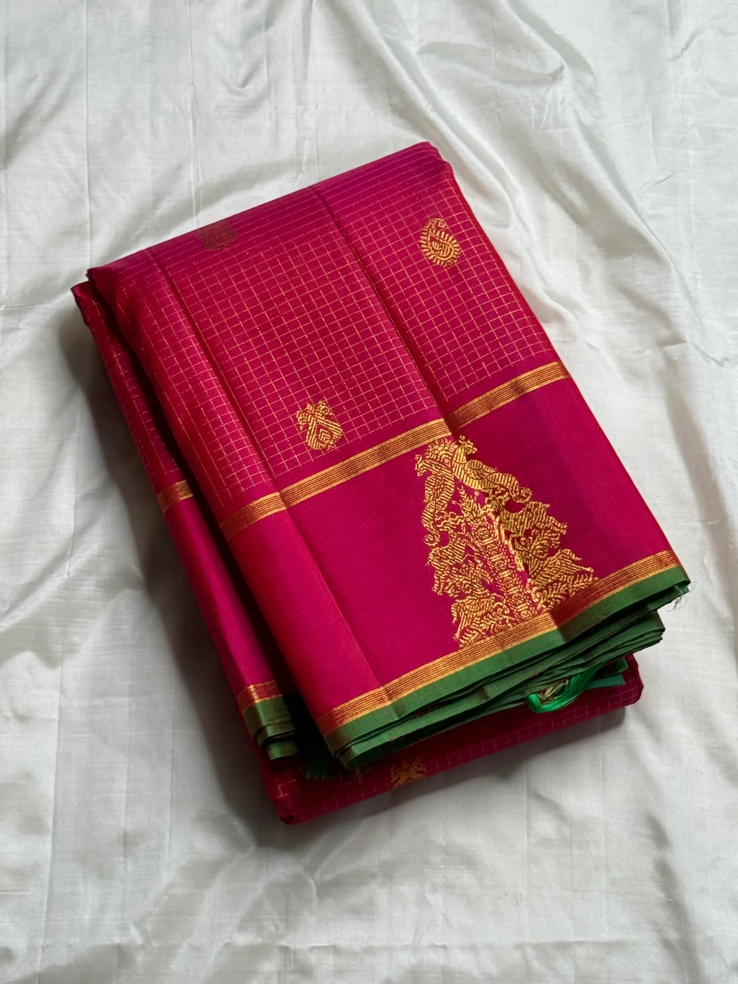 Magenta Mayuram — Pure Kanchipuram Silk Saree ✨
Rani Pink Body with Gold Paisley Buttas & Temple Vriksha Motif 🌸
Silk Mark Certified • free shipping within Usa ,ships in two weeks