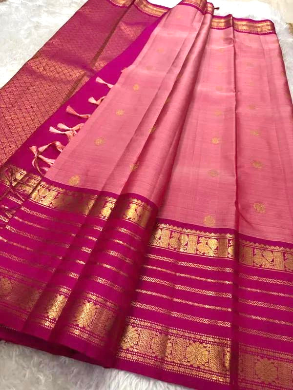 “Roja” Petal Pink Kanchipuram Pure Silk Saree
Peacock & Floral Zari Buttas on Body
Raspberry Pink Varisaipet Border with Ornate Kamalam Gorgeous Grid Pattern Zari Pallu