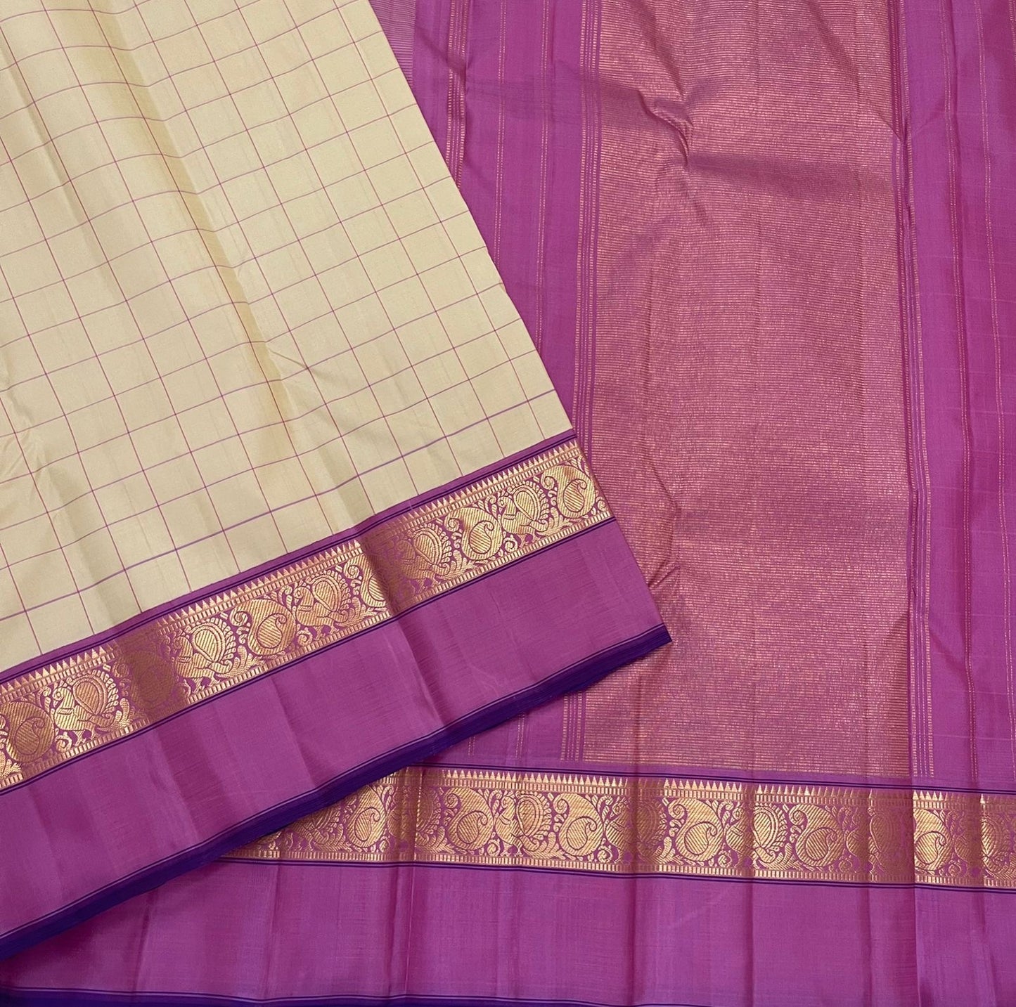 Lotus Kattam — Pure Kanchipuram Silk Saree
Butter-cream body with fine rose-pink kattam checks ✨
Rani-magenta zari border with lotus vines & paisley motifs 💖
Silk Mark Certified ✅ Free USA Shipping ✅ Ships in Two Weeks ✅