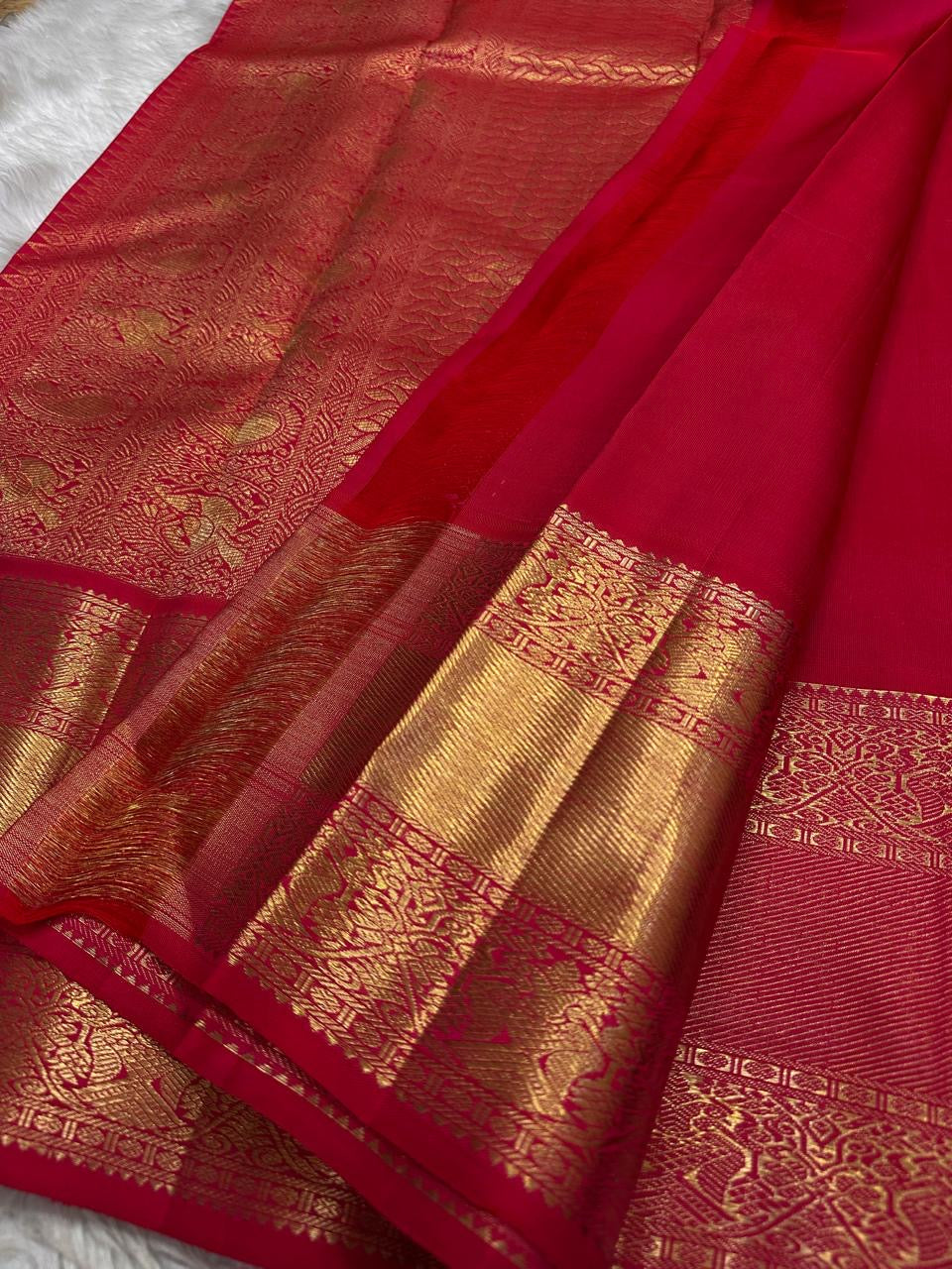 Ruby Grid – Pure Kanchipuram Silk Saree with Pure 4G Zari Kattam
bridal red body woven with luminous pure zari checks ✨
kattam tiles filled with lotus, paisley & chakra buttas 🌸
pure zari border and pallu, Silk Mark Certified, delivery in 2 weeks