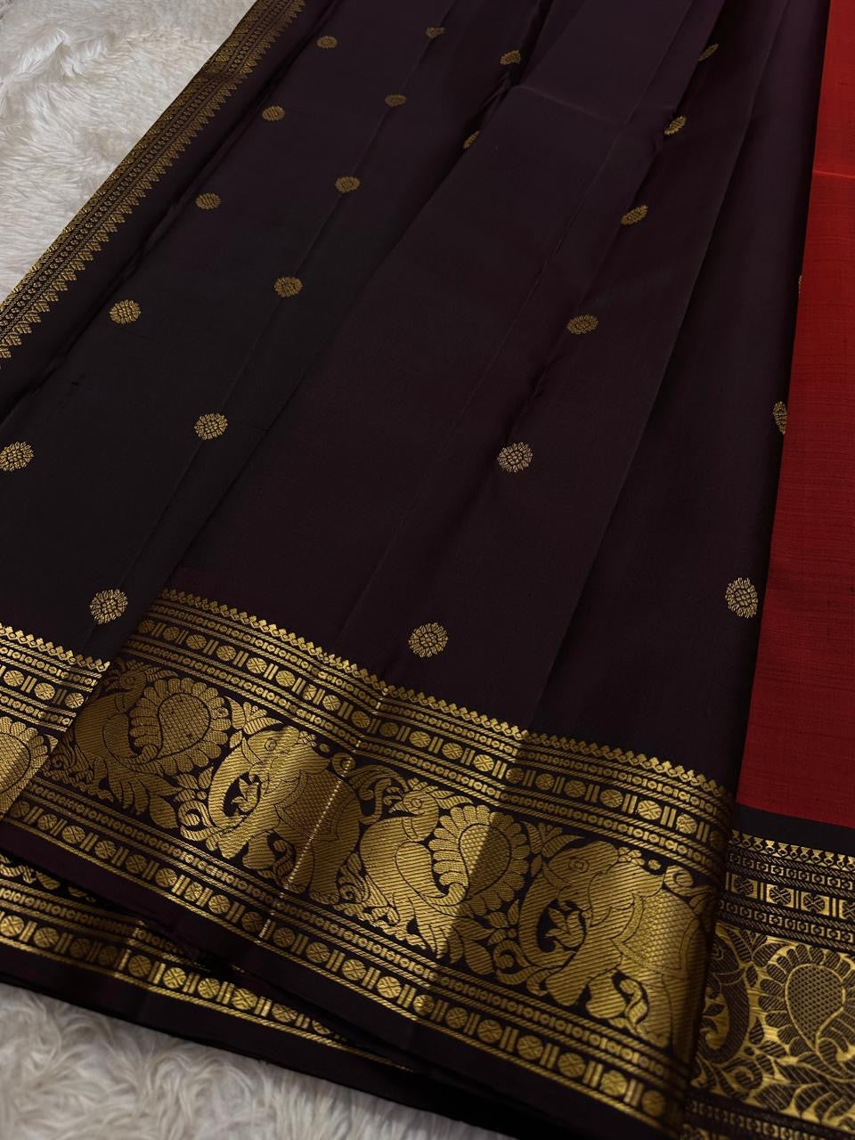 Meenakshi 🌺 – Deep Maroon Kanchipuram Pure Silk Saree
Kamalam Zari Buttas & Peacock Rudhraksham Motifs
Arai Madam & Korvai Border Detailing
Grand Vanasringaram Pallu for Festive Elegance
Silk Mark Certified | Blouse Stitching Available |