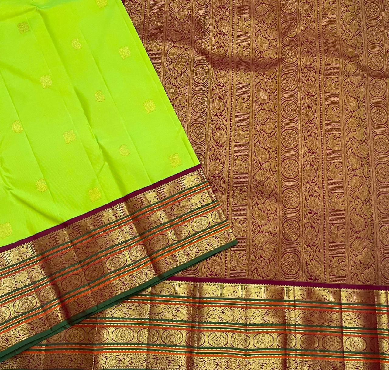 Lime Glow Korvai
Pure Kanchipuram Silk Saree – Lime Green Body with Gold Zari Buttas
Contrast Maroon Korvai Borders with Intricate Zari Motifs
Grand Maroon Zari Pallu with Heritage Weave and Hand-Knotted Tassels
Silk Mark Certified ✅ | Fall & Pico Done ✅