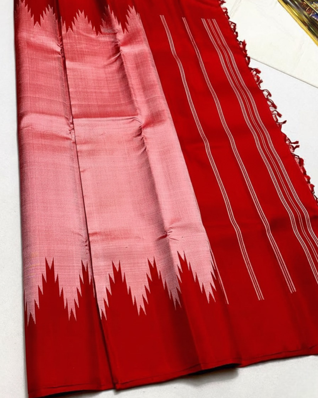 Scarlet Rose Thazampoo Reku — Pure Kanchipuram Silk
Ombre Rose-Pink × Scarlet | Thazampoo (Temple-Tooth) Peaks Weave
Silk Mark Certified ✅ | Free Shipping within USA | Ships in Two Weeks