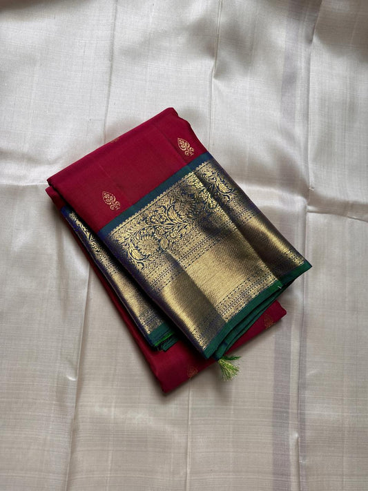 ❤️💚 

Kemp Pachai – Wine Red & Emerald Green Kanchipuram


✨ Pure Silk | Silk Mark Certified | Handloom Kanjivaram ✨

🌸 Wine Red Body with Gold Mankolam Buttas

💚 Emerald Green Korvai Border with Floral Brocade

🚚 Ships in 2 Weeks | Free USA Shippi