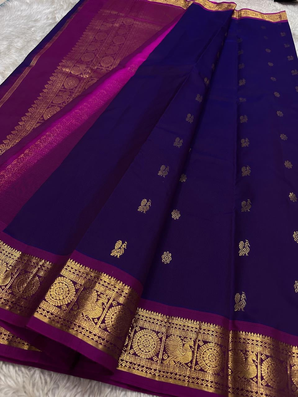 Vadamalli Mayil Chakra – Pure Korvai Kanchipuram Silk Saree
Royal purple body with gold zari paisley & medallion buttas
Contrast magenta korvai border with peacock panels; grand brocade pallu
Silk Mark Certified | Fall & Pico Done | Blouse Stitching avai