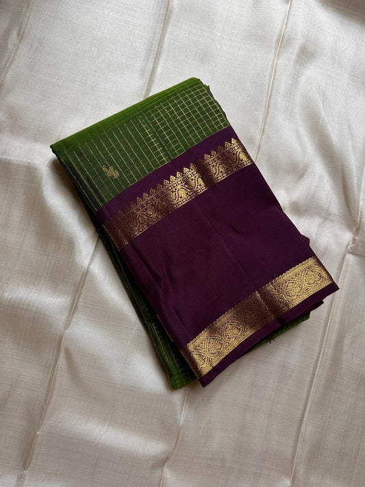 Iravati – Earthy Green Kanchipuram Pure Silk Saree
A graceful weave in a rare earthy green tone, adorned with gold zari kattam and butta.
Accented by a rich plum rettapet border with delicate flower vine motifs.