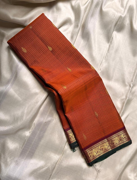 Rust Orange Zari Kattam — Petite Border | Pure Kanchipuram Silk ✨
Rust-orange body with fine zari kattam checks & gold paisley buttas 💫
Silk Mark Certified • Free Shipping within USA • Ships in Two Weeks ✅
