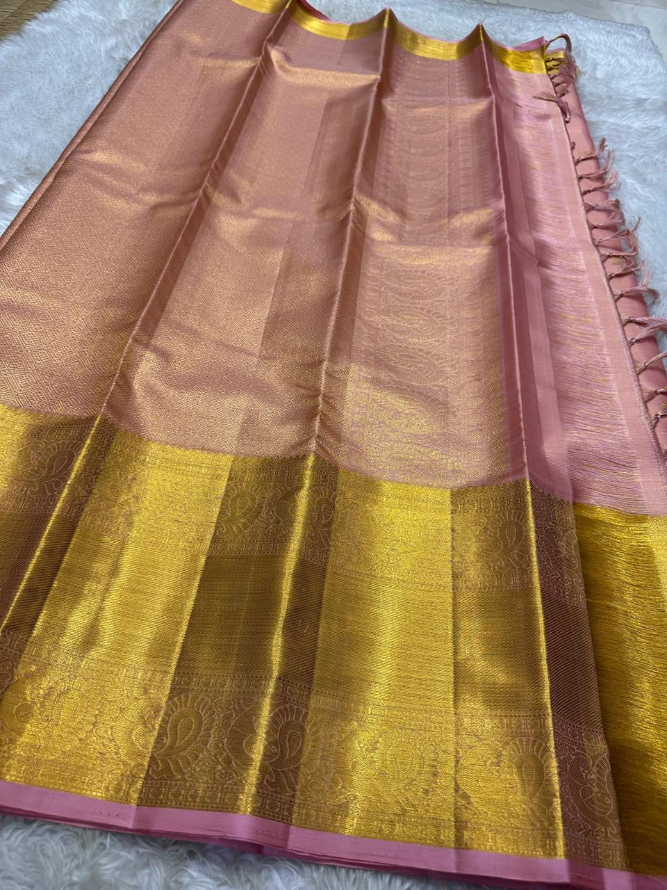 Varnika – Handwoven Kanchipuram Silk Saree in Rose Gold Pink
Graceful and radiant, this rose gold pink Kanchipuram silk saree features delicate gold zari paisleys and Gandaberunda motifs.