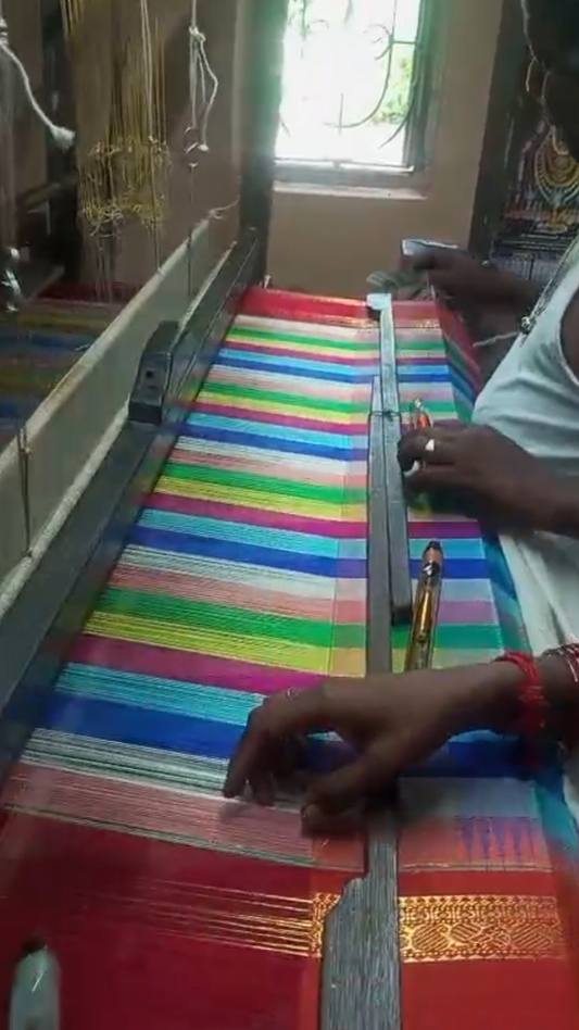 Ratna Mala ✨ – Pure Kanchipuram Silk Saree
Multicolor Checked Body in Vibrant Jewel Tones
Deep Red Korvai Border with Gold Zari Weaving
Grand Red 2gm Zari Brocade Pallu with Traditional Motifs