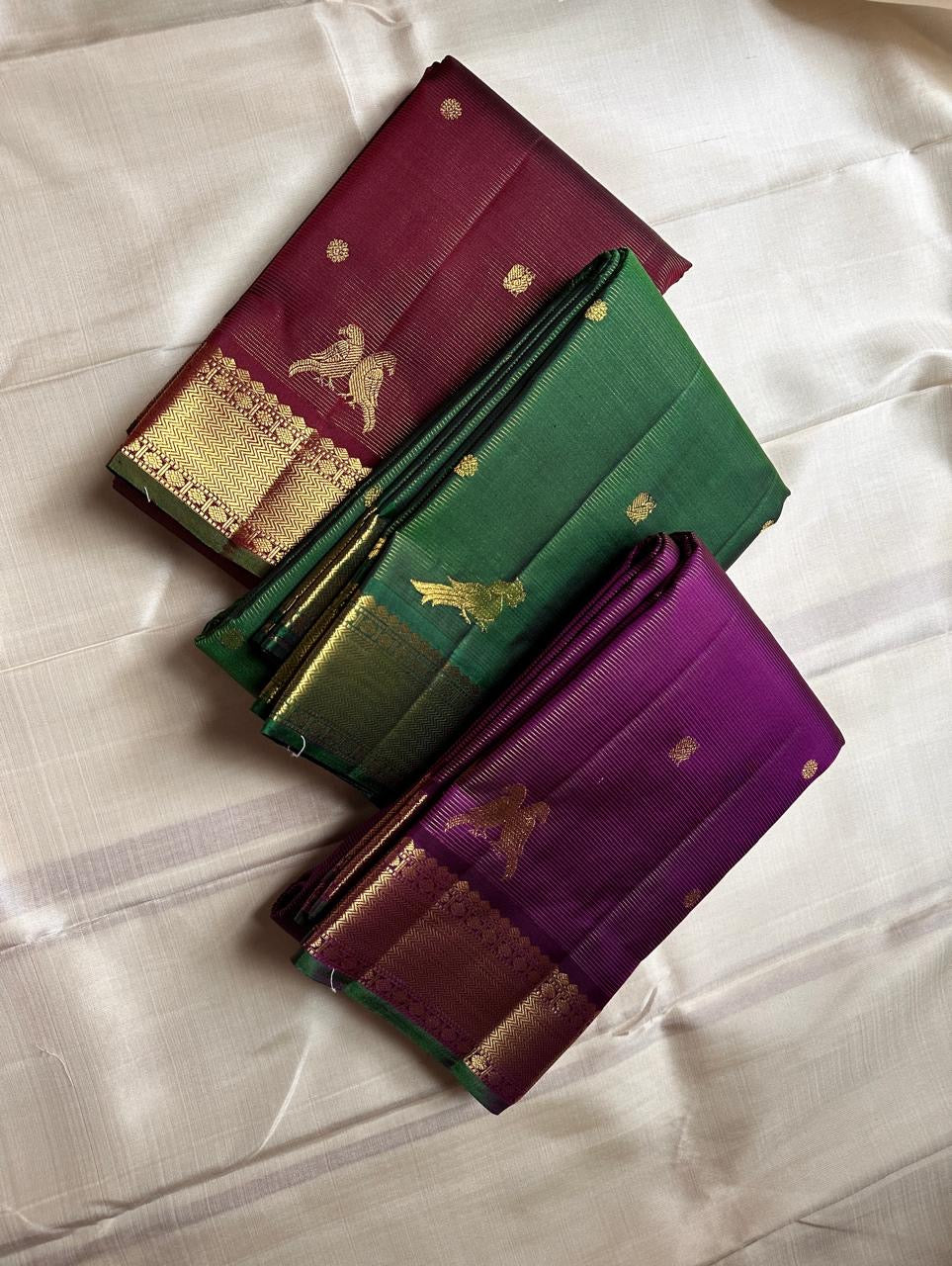 Kili Brown Maroon ✨
Vairaoosi Pure Silk Kanchipuram Saree
With Gold Kili (Parrot) Motifs
Vanki Neli Border with Arai Maadam & Rudhraksham Pet
Opulent Grid Zari Pallu & Matching Blouse