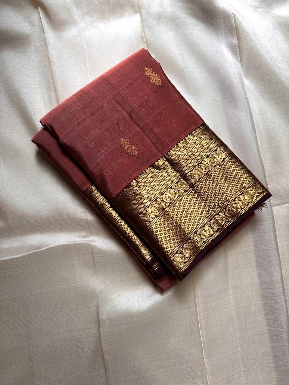 Blush Radiance ✨ – Pure Kanchipuram Silk Saree
Rose Pink Body with Fine Zari Checks & Paisley Buttas
Broad Golden Zari Border with Chocolate Selvedge
Rich Chocolate Brown Pallu with Intricate Gold Brocade
Silk Mark Certified | Fall & Pico Done |