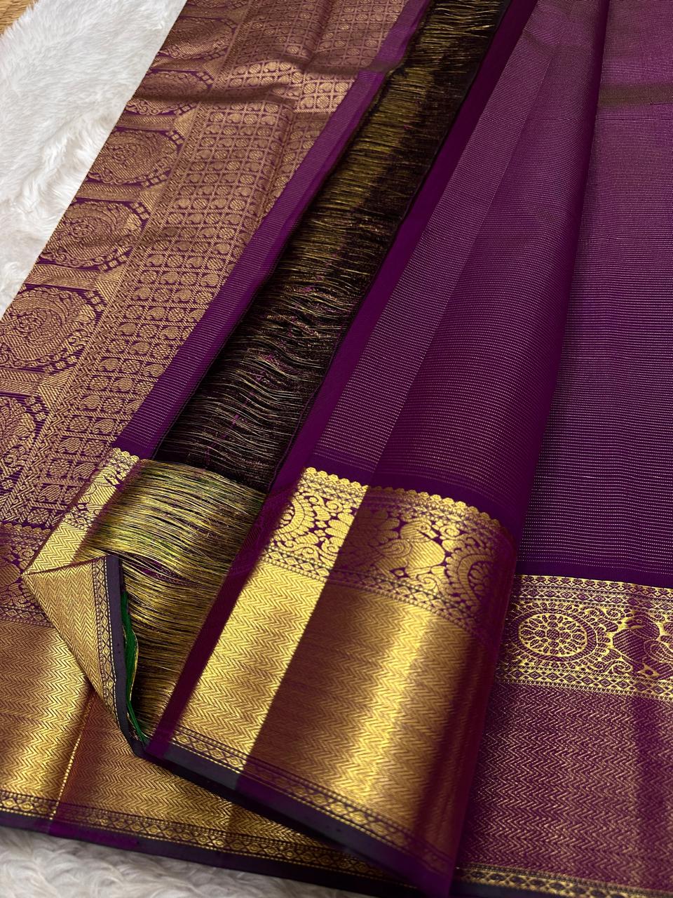 Purple Vairaoosi – Pure Kanchipuram Silk Saree
Classic purple body woven in the timeless Vairaoosi pinstripe technique ✨
Grand antique-gold korvai borders with rosettes & chevron weave. Silk Mark Certified, delivery in 2 weeks