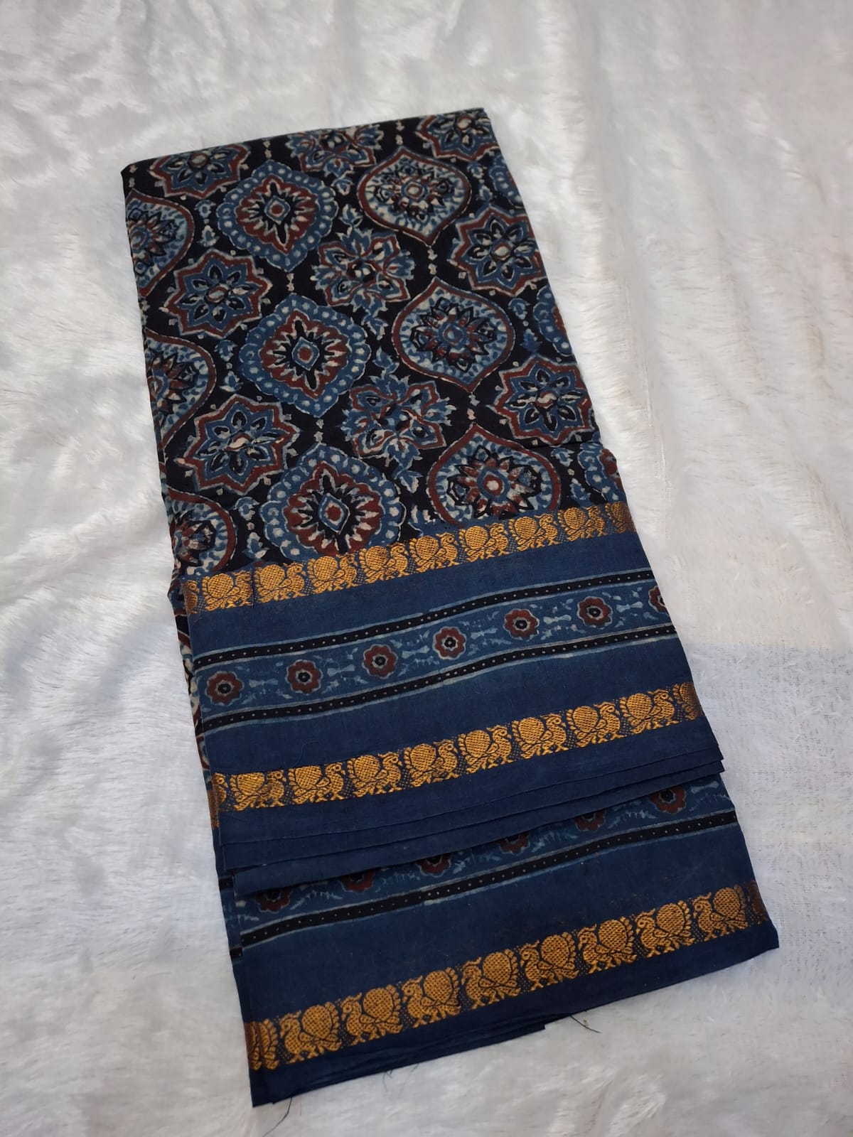 Ajrak Hand Block Print on Pure Madurai Cotton Saree
Clamp-dyed borders by Kattuchayam artisans, naturally dyed in Gujarat
Handcrafted Cotton Elegance • Free Shipping within USA • Ships in Two Weeks