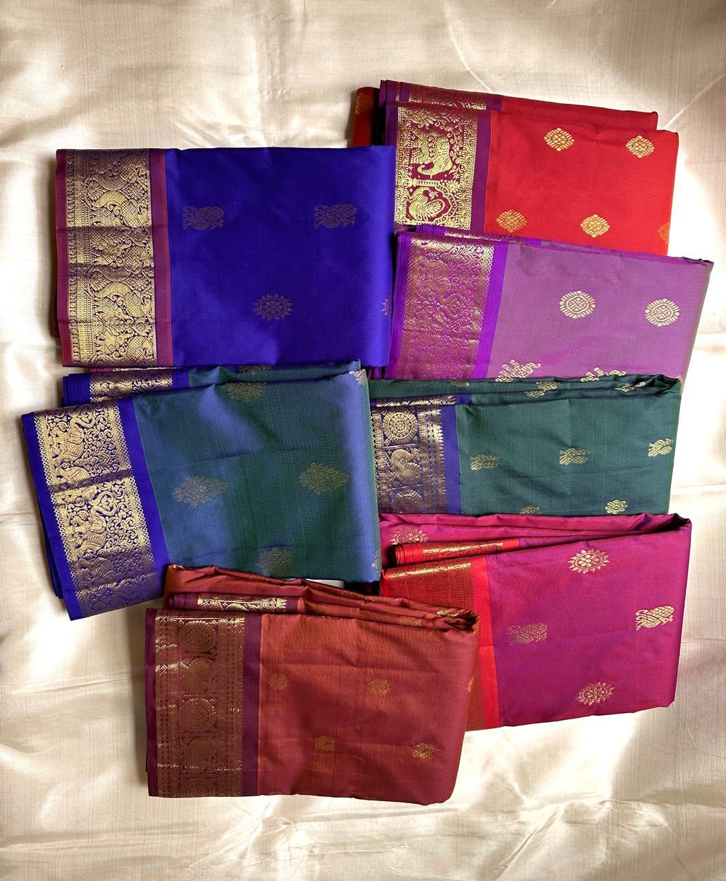 Swaram Scarlet Symphony
Lightweight Kanchipuram Silk Saree
Scarlet Red with Royal Purple Temple Zari