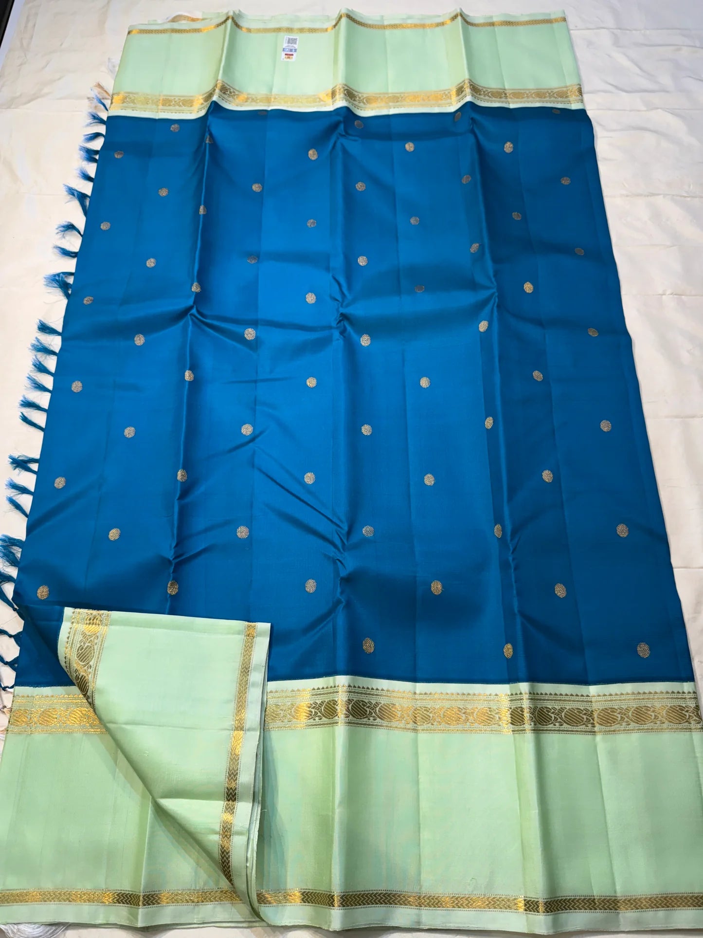 Vasantha Neelam — Teal Korvai Kanchipuram Pure Silk Saree


Peacock-blue body with gold muthu buttas · Mint-pistachio korvai border & pallū

Handloom Kanchipuram • Contrast running blouse included

Silk Mark Certified

Free Shipping within USA, 2 weeks
