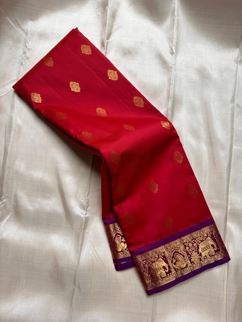 Swaram Scarlet Symphony
Lightweight Kanchipuram Silk Saree
Scarlet Red with Royal Purple Temple Zari
