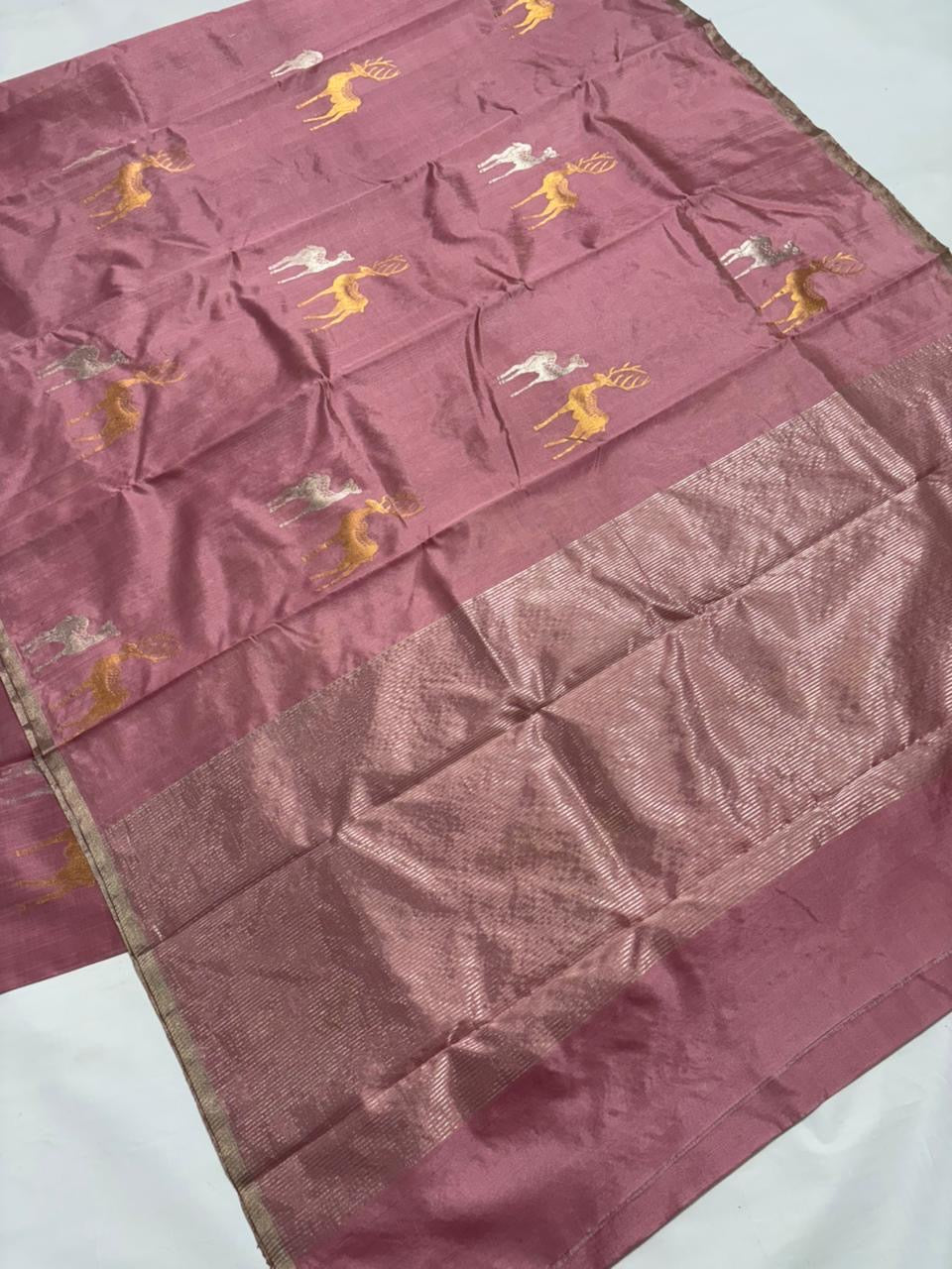 Pure Silk Chanderi – Mauve Tea Rose Pink with Silver Tissue Pallu
Mauve-rose silk with gold & silver stag buttas and sleek silver border ✨
Silk Mark Certified • Free Shipping within USA • Ships in Two Weeks