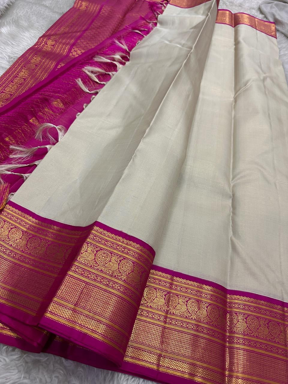Shweta ✨ – Ivory Vairaoosi Pure Silk Saree
Ivory Radiance with Magenta Grandeur
Handwoven Vairaoosi Interlaced with Gold Filaments
Intricate Floral & Lattice Zari Borders in Regal Contrast
Opulent Magenta Zari Brocade Pallu — Timeless Heritage Elegance