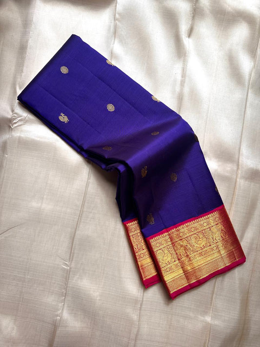 💜 

Vadamalli Deep – Royal Blue & Rani Pink Kanchipuram

✨ Pure Silk | Silk Mark Certified | Handloom Kanjivaram ✨

🐘🦚 elephant –Mayil Zari Border | Temple Motifs

🌸 Scattered Gold Buttas on Vadamalli Blue Body

🚚 Ships in 2 Weeks , Free shipping