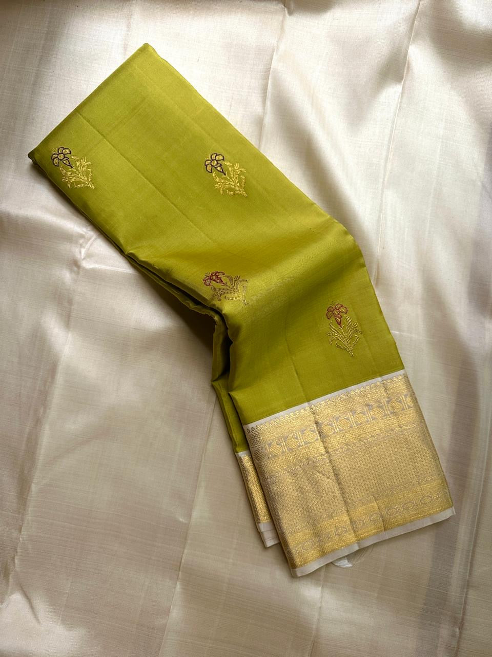 Ivory Olive Green — Pure Handloom Kanchipuram Silk Saree 🌿
Olive Green Body with Floral Zari Buttas & Contrast Ivory Brocade Border ✨
Silk Mark Certified • free shipping within  USA ships in two weeks
