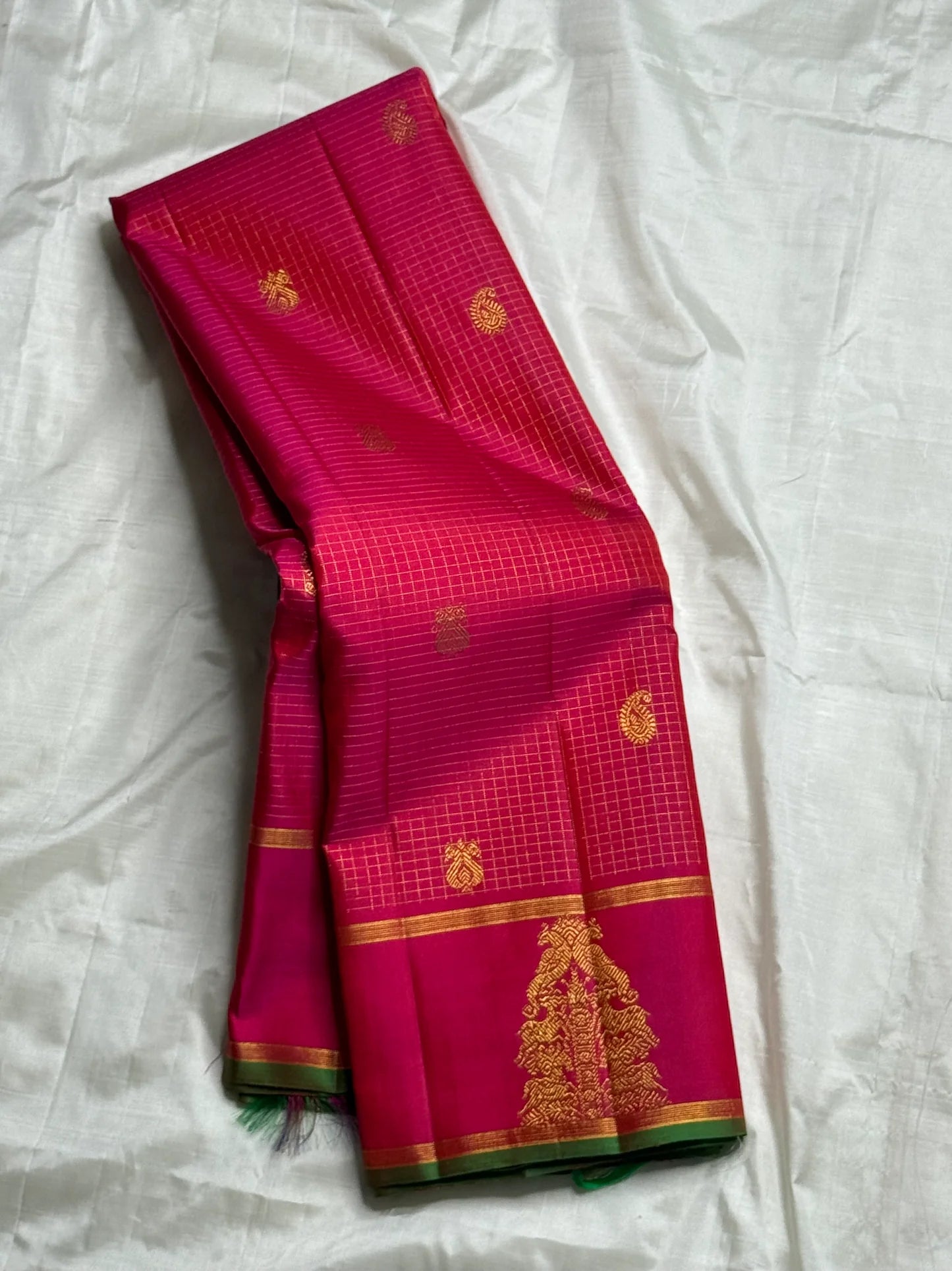 Magenta Mayuram — Pure Kanchipuram Silk Saree ✨
Rani Pink Body with Gold Paisley Buttas & Temple Vriksha Motif 🌸
Silk Mark Certified • free shipping within Usa ,ships in two weeks