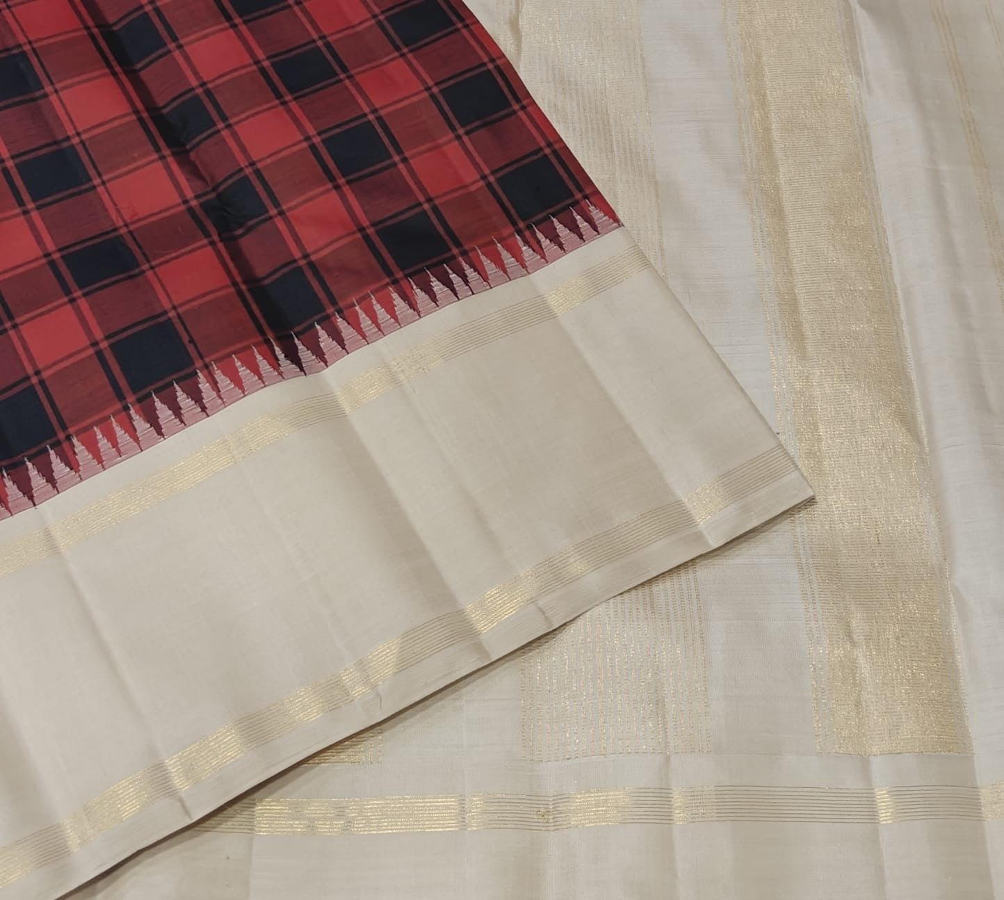 Kumkum Ivory Kattam
Pure Kanchipuram Silk Saree – Ivory Body with Red & Black Kattam Checks
Korvai Borders with Elegant Zari Detailing
Grand Zari Pallu with Subtle Gold Stripes
Silk Mark Certified ✅ | Fall & Pico Done ✅ | Blouse Stitching Available ($30)