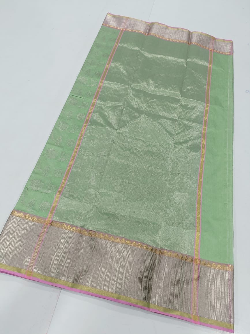 Anaya – Earthy Green Silk Chanderi Saree with Pink Contrast Border & Full Zari Pallu
A refreshing earthy green Silk Chanderi saree that drapes like a dream.
Adorned with fine gold and silver zari work across the body.