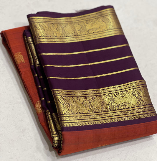 Karpagam – Burnt Orange & Coffee Elegance ✨🪔
A glowing burnt orange body adorned with gold zari peacocks 🦚 and mythical Yazhi 🐉 motifs. The deep coffee border shimmers with Varisaipet geometric zari, while the grand pallu unfolds in panels of Vanasring