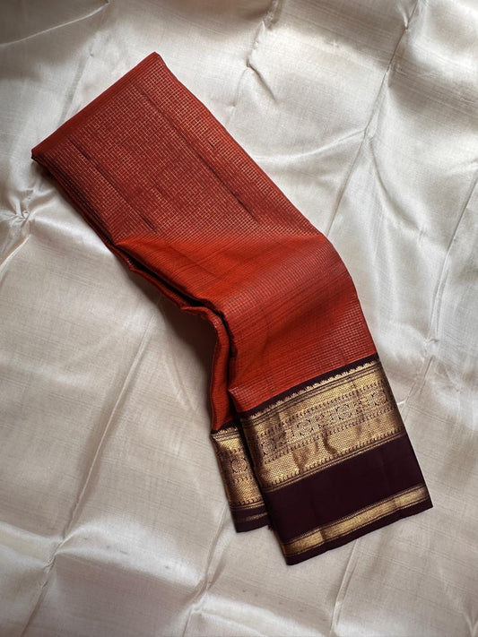 Podi Kattam Brown – Pure Kanchipuram Silk Saree
Heritage podi kattam checks in a rich burnt-brown body ✨
Majestic brocade pallu with diamond jaal & thazampoo reku. Silk Mark Certified, delivery in 2 weeks