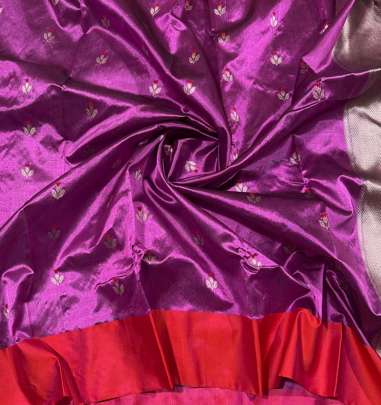 Pure Silk Chanderi – Orchid Purple with Silver Floral Buttas
Contrast Red Border & Shimmering Silver Tissue Pallu ✨
Silk Mark Certified • Free Shipping within USA • Ships in Two Weeks