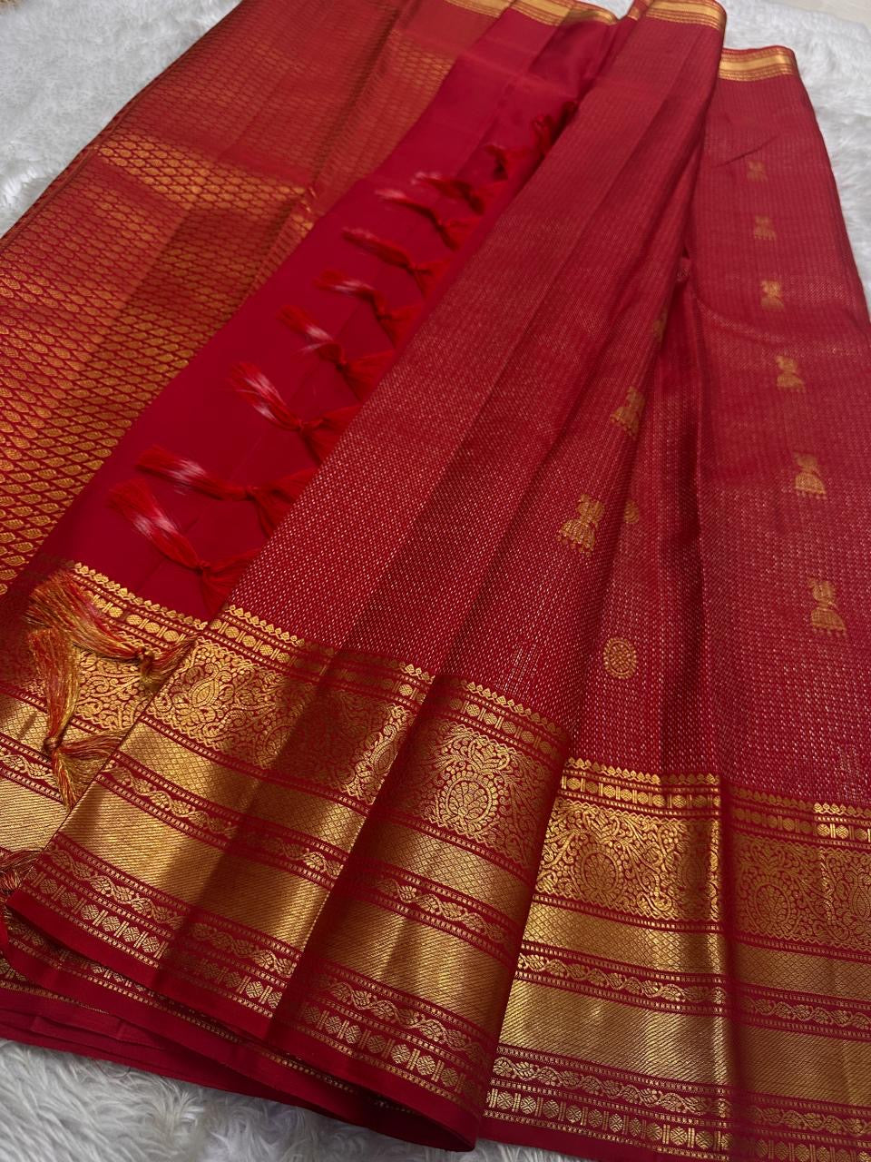 Kani ✨  Red lustrous body with delicate zigzag Zari lines Mulberry Silk Kanchipuram Saree with Intricate Zari Kamalam Buttas, Varisaipet Muthuseer & Annampet Floral Borders, Flowing Vines, Bavanji Border Deck, and Diamond Pet Pallu with Thilakam Motifs!