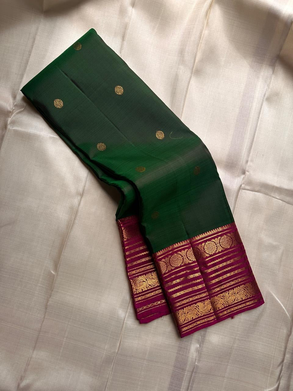 Kanoonjal Green — Pure Silk Kanchipuram Saree
Radiant bottle-green body with zari round buttas 🌿
Contrast rani-magenta korvai borders with floral & peacock motifs ✨
Opulent rani-magenta pallu in brocade checks & vines 🪔
Silk Mark Certified • Free Shippi