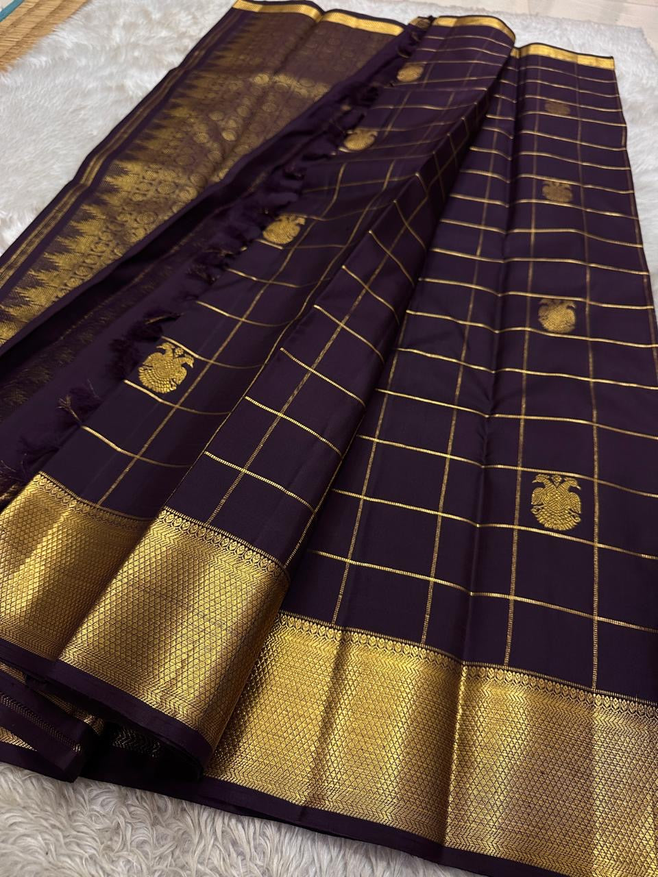 Midnight Plum Kattam Royale
Pure Kanchipuram Silk · Gold Zari Woven Grid
Temple Buttas + Majestic Zari Border Ensemble