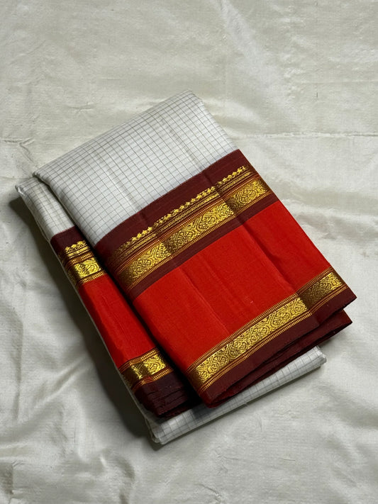 Shveta Arakku Kattam
Pure Silk Kanchipuram Saree – White Body with Fine Kattam Checks
Contrast Arakku Red Border & Maroon Korvai with Rich Zari Weave
Grand Zari Pallu Featuring Intricate Traditional Motifs
Silk Mark Certified ✅ Fall & Pico Done