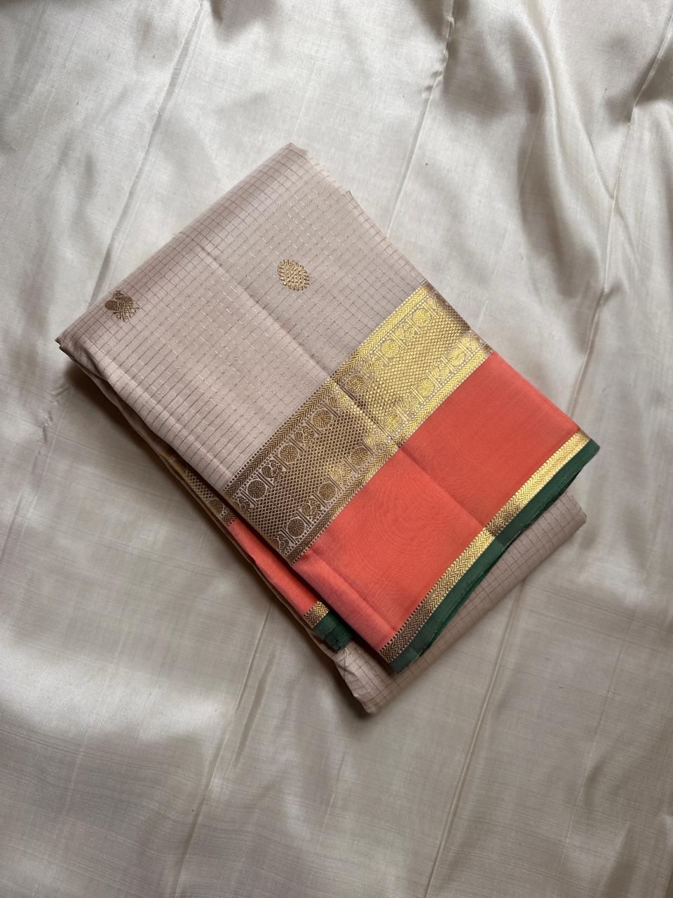 Ivory Saffron Zari Kattam | Pure Kanchipuram Silk ✨
Ivory body with zari kattam checks, gold buttas & saffron border 🍂
Silk Mark Certified • Free Shipping within USA • Ships in Two Weeks ✅