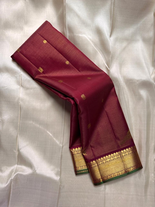 Paaku Vairaoosi Kili — Pure Kanchipuram Silk (Maroon × Gold × Green)
Handwoven maroon silk with zari kili motifs, vairaoosi stripes & antique gold chevron borders.
Silk Mark Certified • Free USA Shipping • Ships in Two Weeks • Blouse Stitching ($30)
