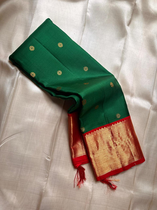 🍃 

Pachai Arakku Chakram — Bottle-Green & Vermilion Kanchipuram


Pure Silk • Silk Mark Certified • Handloom

Bottle-Green Body with Gold Chakram (coin) Buttas

Arakku-Red Korvai Border with Temple-Reku & Broad Tissue Zari • Rich Red Zari Pallū