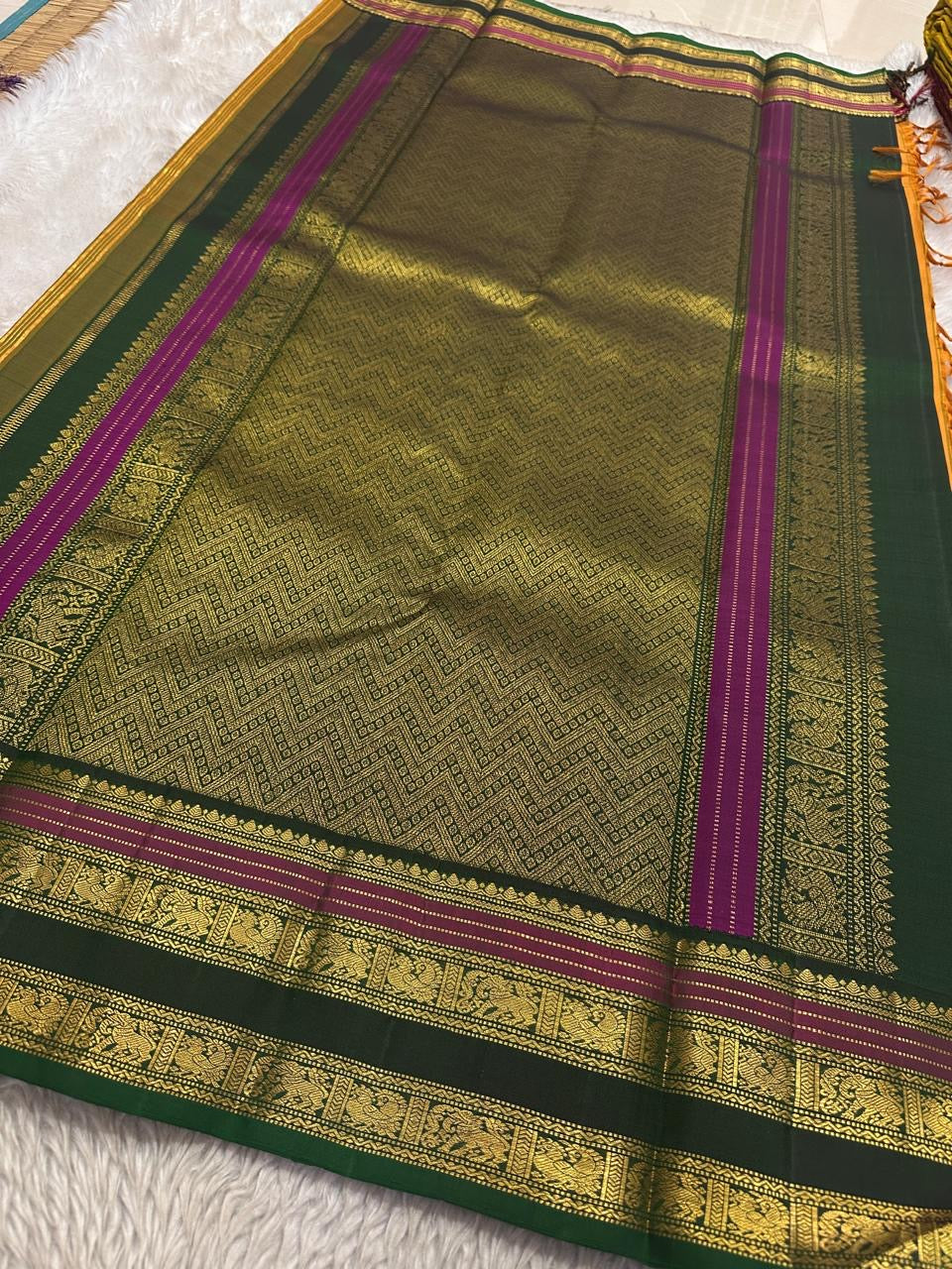 Lakshanam ✨ – Maambazha (Mango) Yellow Kanchipuram Pure Silk Saree
Korvai Deep-Green Border with Yazhi, Peacock & Elephant Varisaipet Panels
Temple-Tip Inner Edge & Rani-Magenta Accent Stripes
Intricate Zari-Weave Green Pallu with Chevron & Stripes