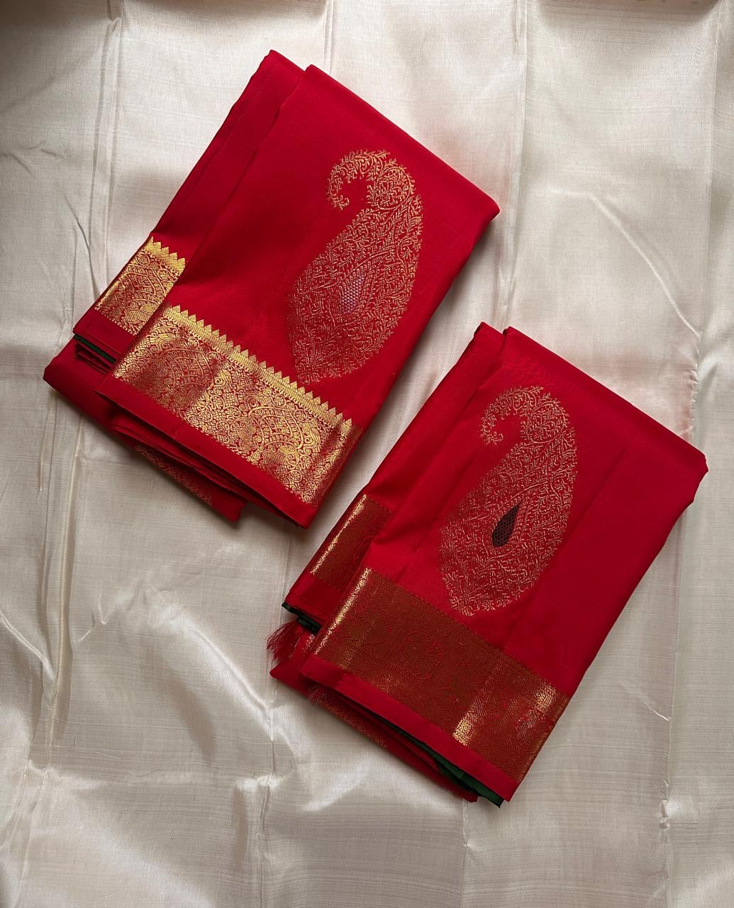 💎vermillion Bloom — Pure Kanchipuram Handloom Silk Saree

Deep vermillion Bloom • Emerald Pallu • Grand Gold Paisley Weave
Luxury heirloom silk with artisanal zari craftsmanship — Silk Mark Certified | Free Shipping Within USA | Ships in Two Weeks