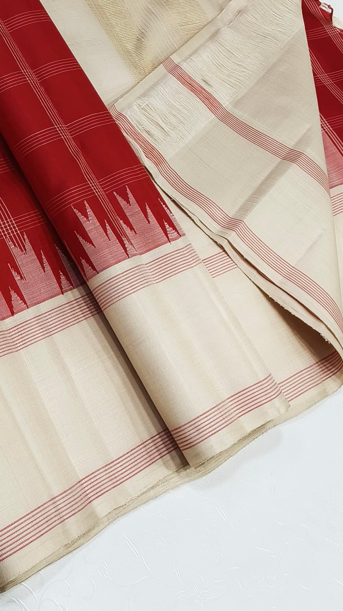 Red kattam pure silk Kanchipuram  with white thazhampoo reku and zari palla