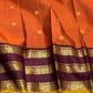 Rust Orange Varisaipet Mayil Chakram – Korvai Kanchipuram Silk Saree
Rust-orange body with gold chakram & peacock buttas
Vadamalli korvai border with varisaipet stripes & elephant motifs
Rich zari-brocade pallu | Contrast vadamalli blouse | silk mark