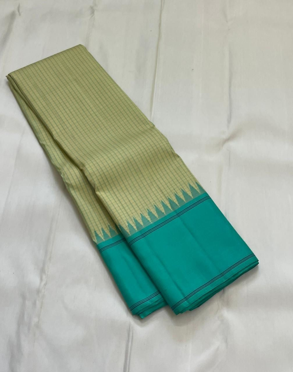 Cardamom Mist & Sea Green Kattam – Pure Silk Kanchipuram Saree
✨ Handwoven Pure Silk with Sea Green Body & Cardamom Checks
✨ Minimalist Korvai Border with Temple Motifs
✨ Contrast Pallu with Subtle Zari Highlights
✨ Silk Mark Certified, ships in 2 weeks