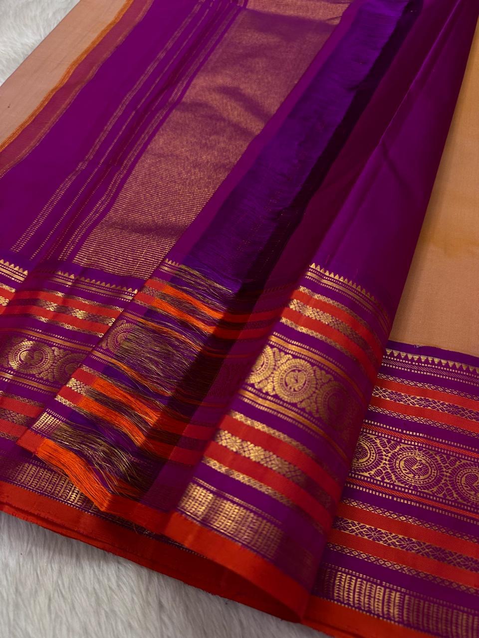 Valli – Handwoven Terracotta Blush Kanchipuram Silk Saree Featuring Intricate Mayil Butta and a Dual-Tone Varisaipet Border in Plum and Vermilion, Adorned with Temple-Inspired Zari motifs