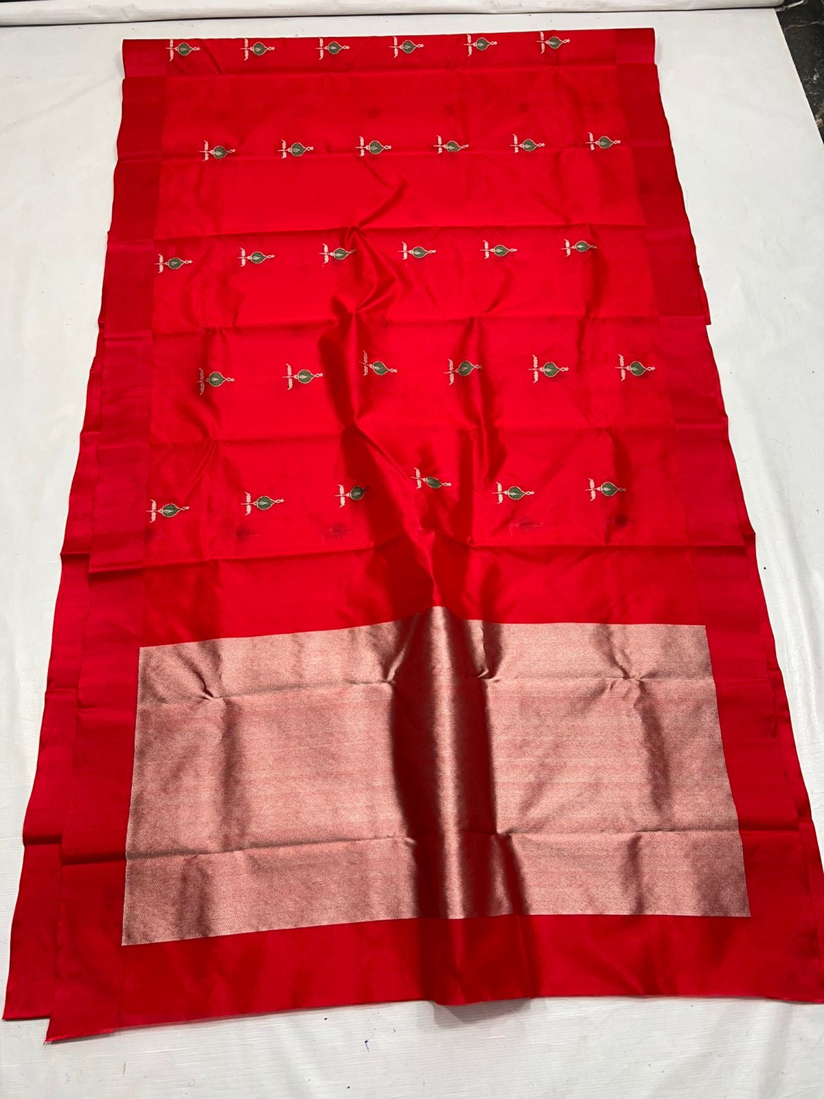 Pure Silk Chanderi – Vermillion Red with Emerald–Silver gold Buttas
Plain Red Border & Grand antique gold Tissue Pallu ✨
Silk Mark Certified • Free Shipping within USA • Ships in Two Weeks