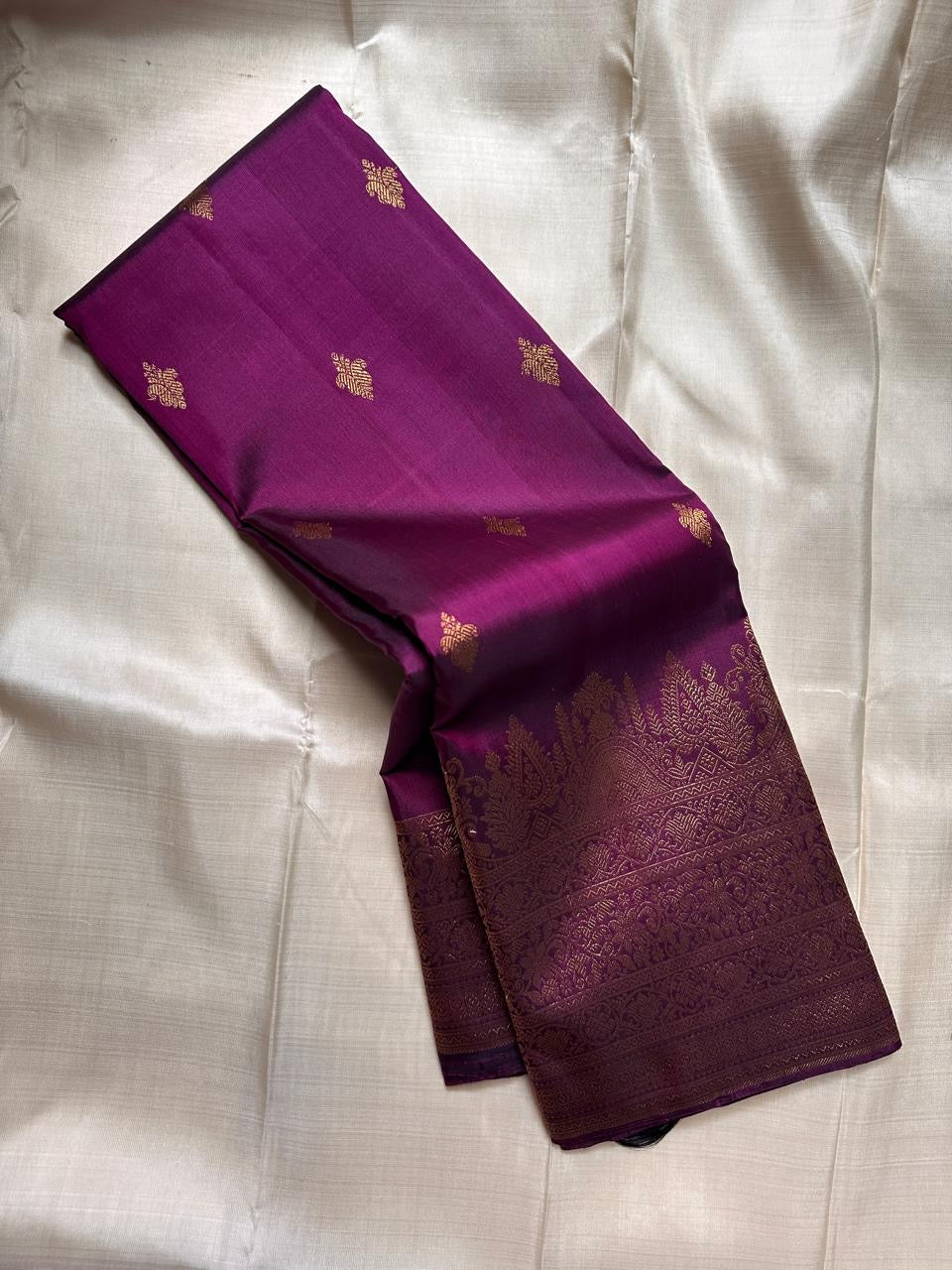 Svaroopam Violet
Regal Violet Kanchipuram Silk Saree
Antique Gold Zari-Woven Temple Grandeur