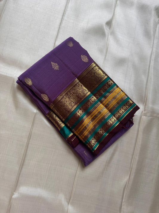 Kaamini ✨ — Purple Pure Kanchipuram Silk Saree
With Elegant Brown Korvai Border & Bold Stripes
Adorned with Scattered Gold Zari Buttas on Body
Intricate Zari Weaving in Regal Brown Pallu
Contrast Blouse with Matching Korvai Border