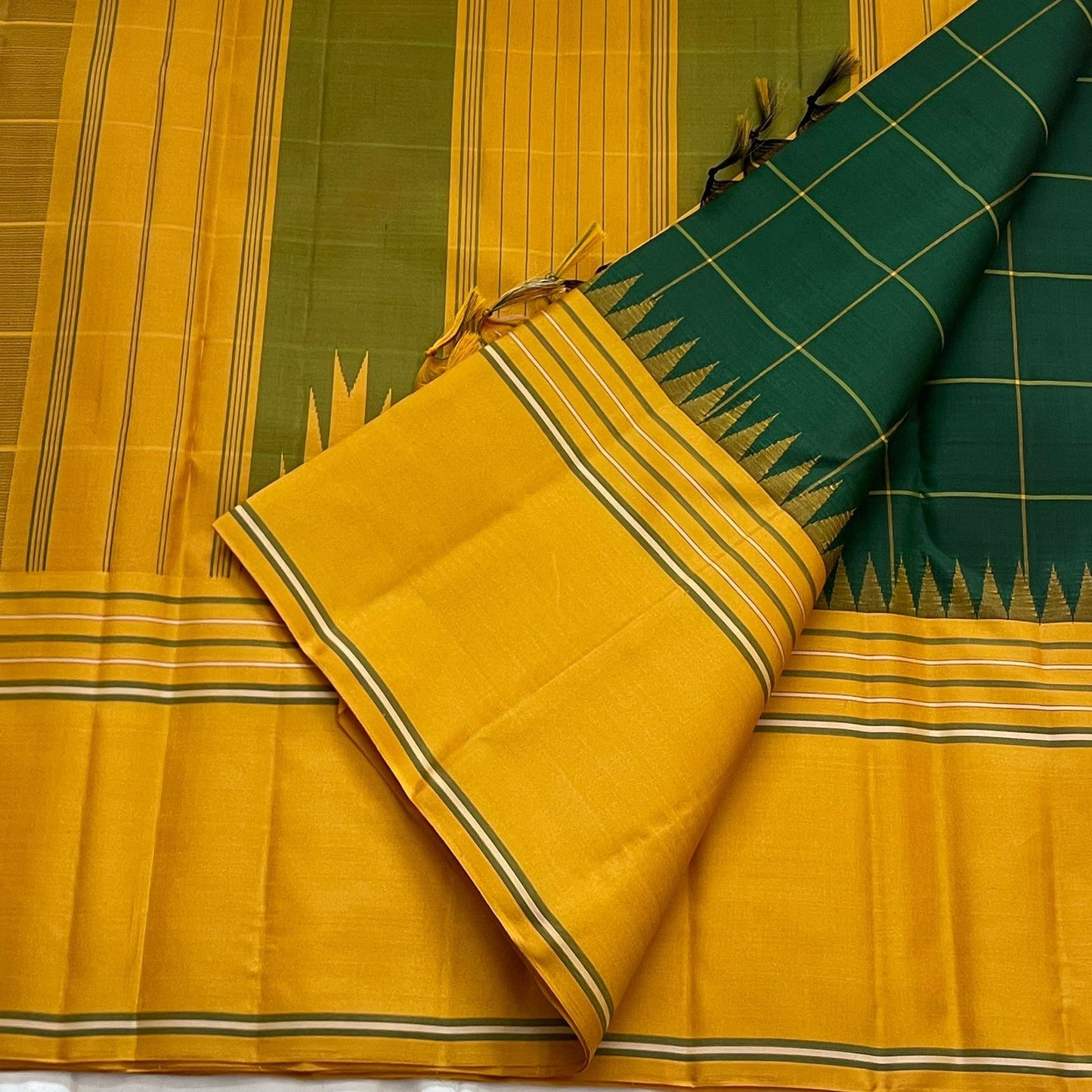 Vasantha Oli Kattam — Pure Silk Kanchipuram
Radiant mustard-yellow body with parrot-green kattam checks 🌿
Temple korvai borders & raspberry-pink contrast pallu ✨
Lightweight festive handloom weave with gold zari accents 💫
Silk Mark Certified • Free Ship