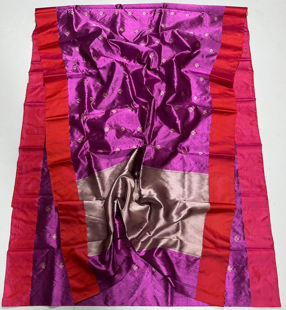 Pure Silk Chanderi – Orchid Purple with Silver Floral Buttas
Contrast Red Border & Shimmering Silver Tissue Pallu ✨
Silk Mark Certified • Free Shipping within USA • Ships in Two Weeks